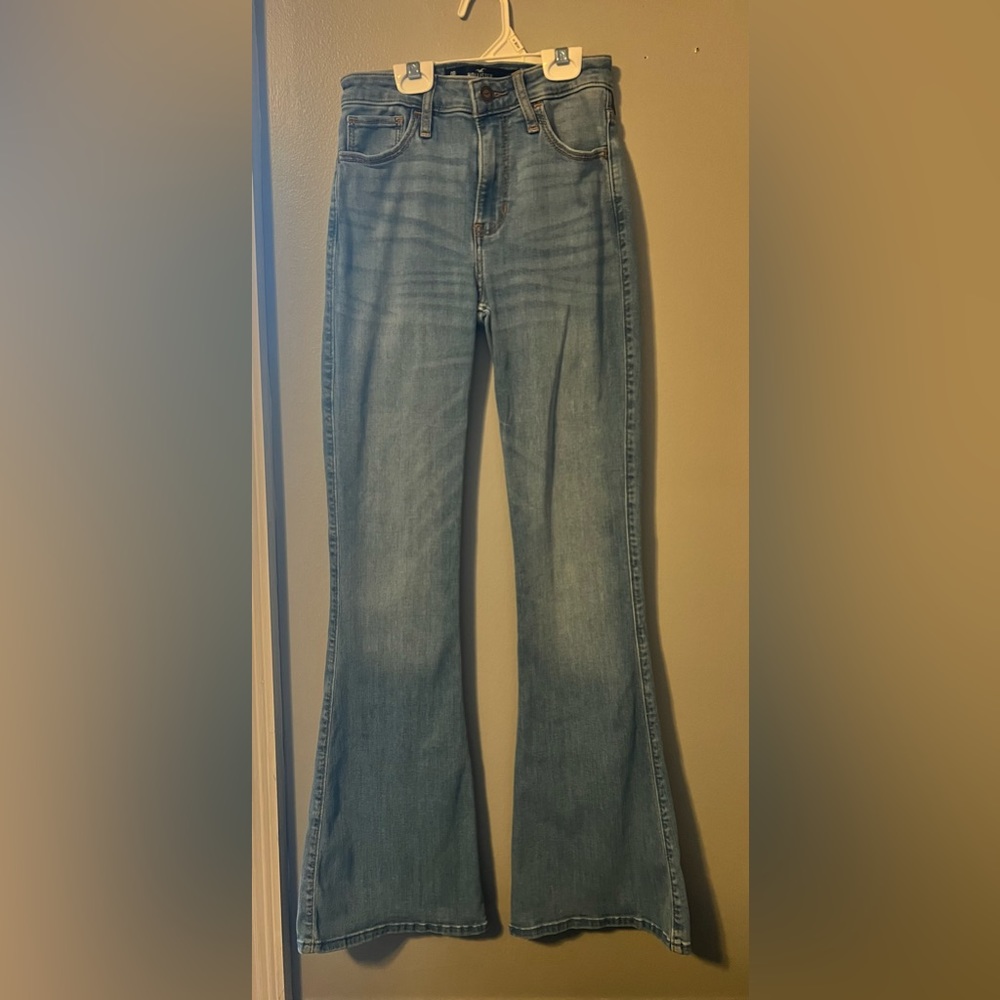 Hollister light wash jean.